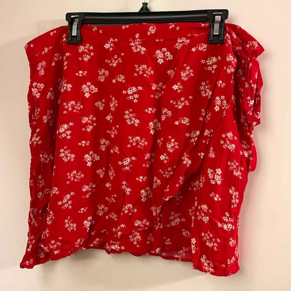 Red and white above knee elastic waist faux wrap skirt.